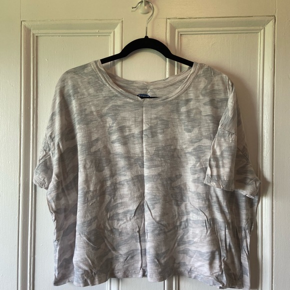🌟FREE WITH PURCHASE🌟 Old Navy cropped tees (2 tees included) - Picture 1 of 7